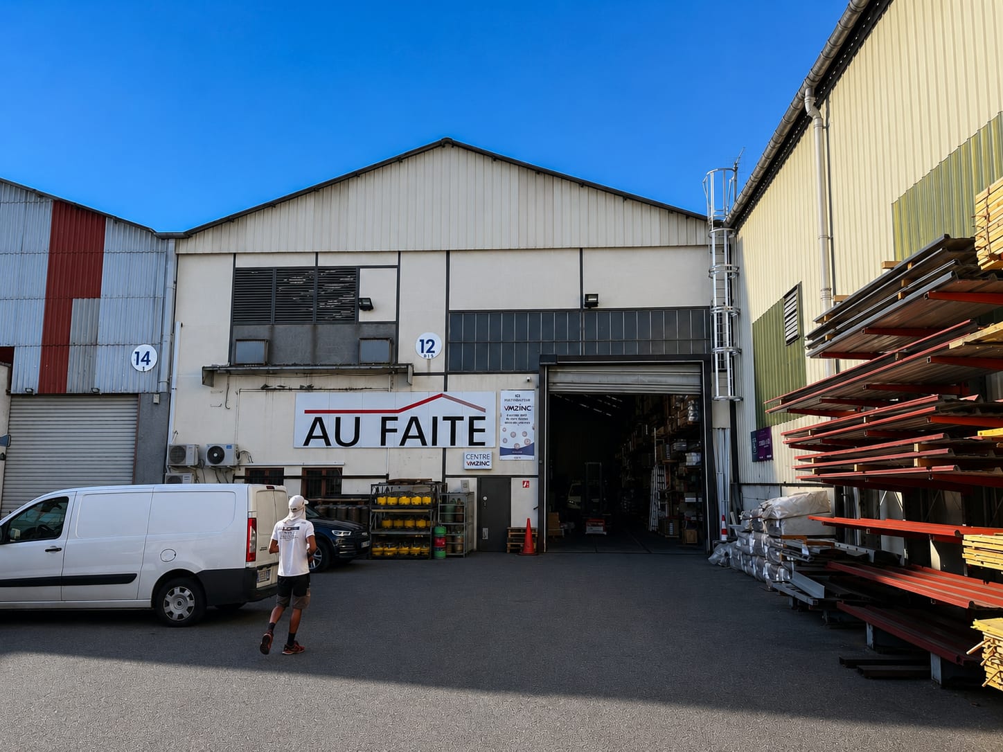 Devanture AU FAITE — entrepôt et magasin à Vénissieux