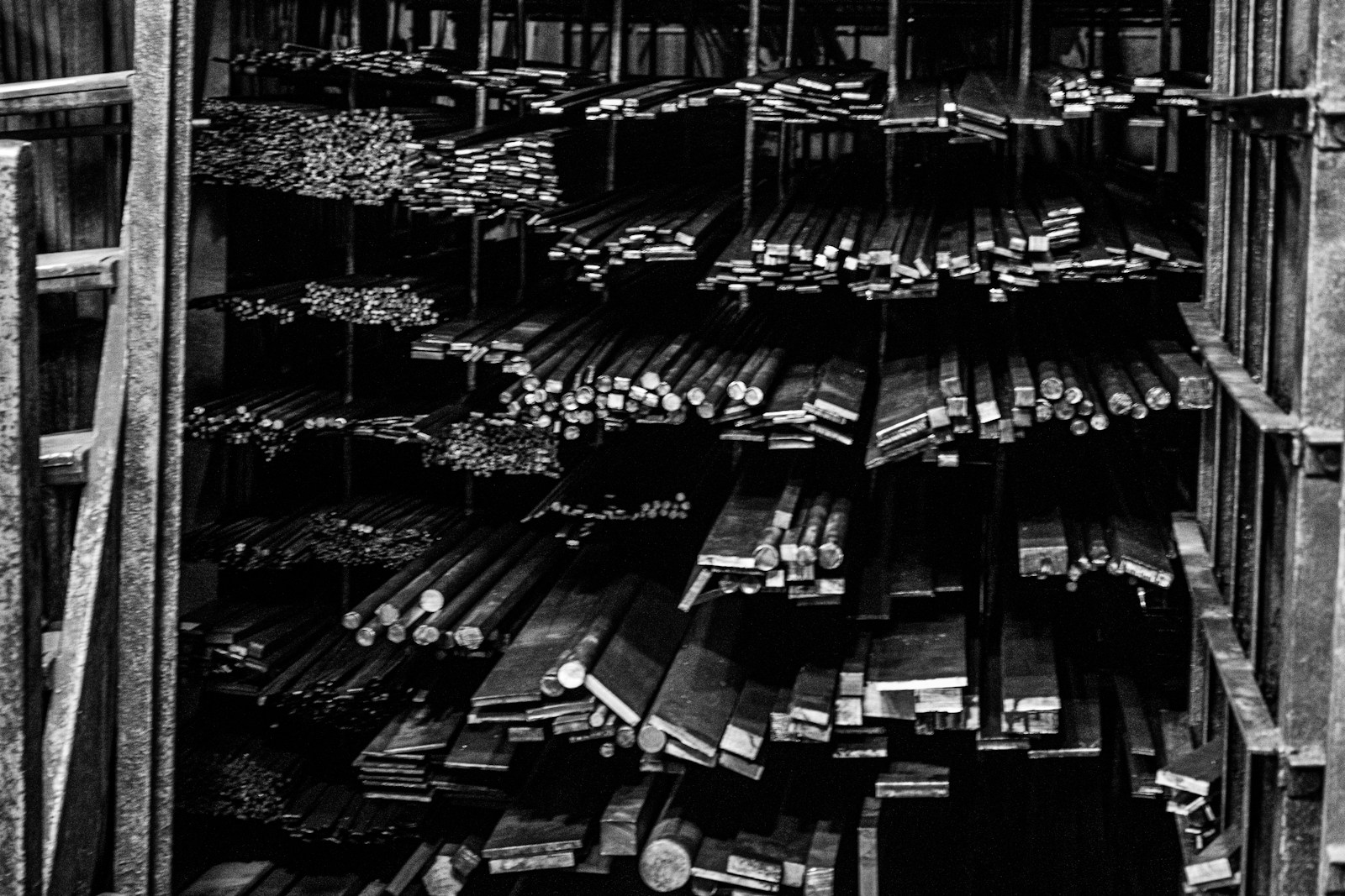 Entrepôt industriel — barres métalliques en stock