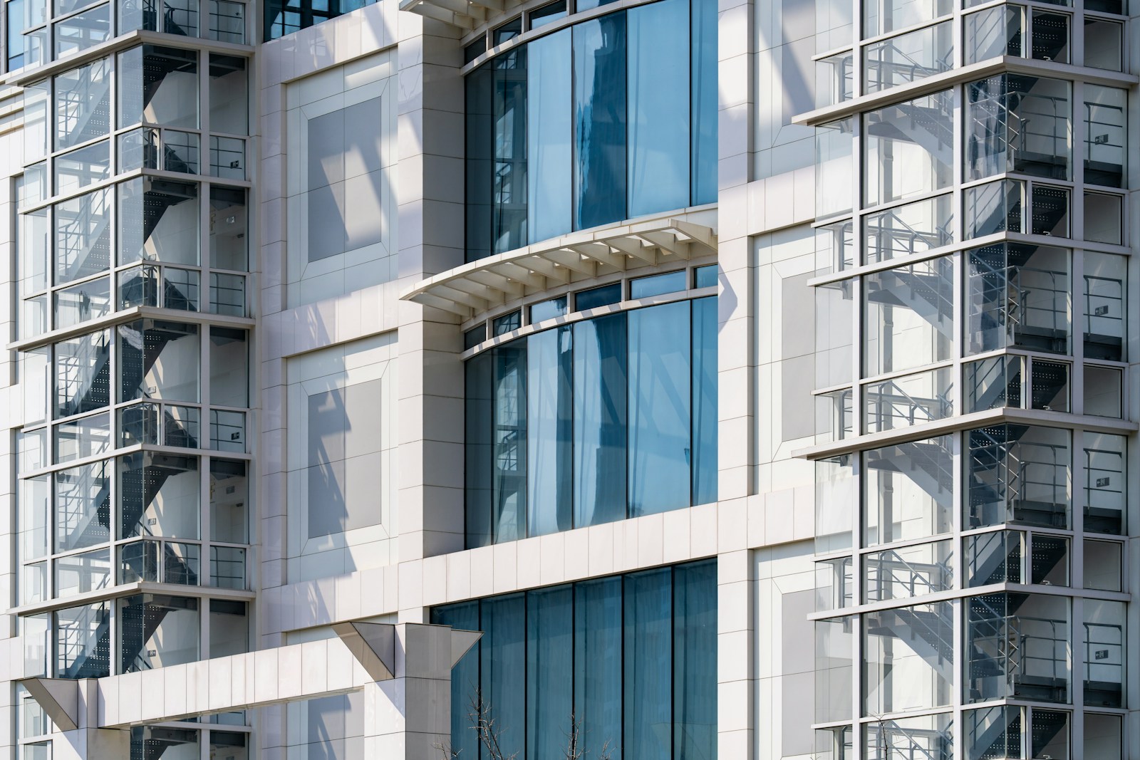 Façade moderne en bardage et grandes baies vitrées