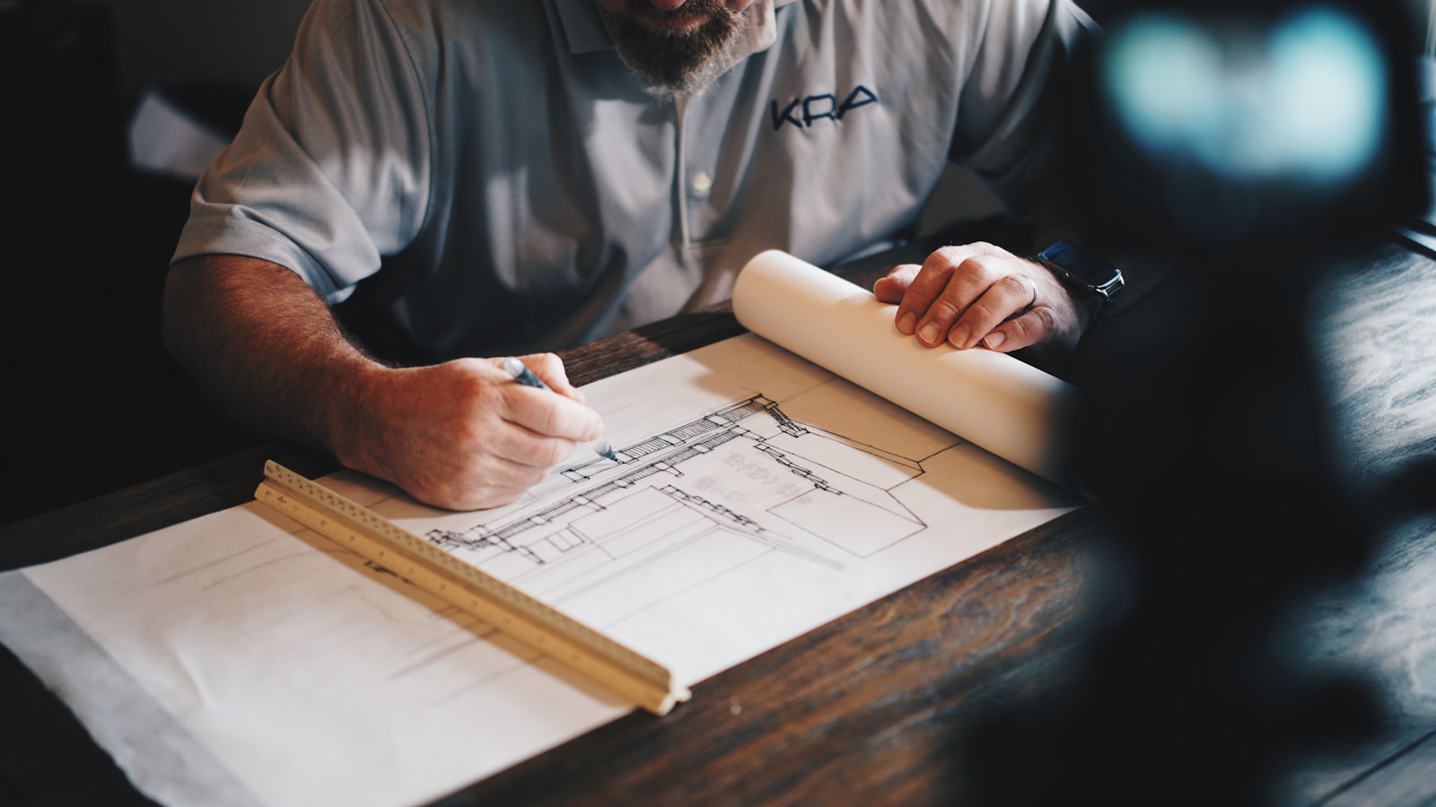 Architecte travaillant sur un plan technique