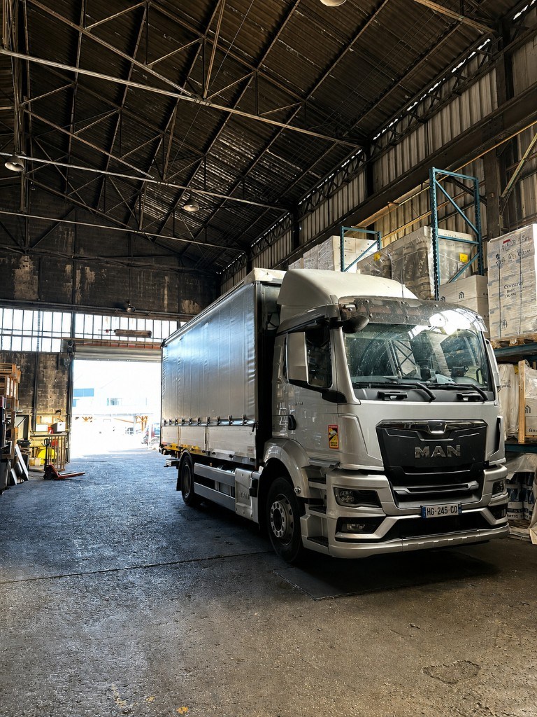 Camion de livraison AU FAITE dans l’entrepôt de Vénissieux